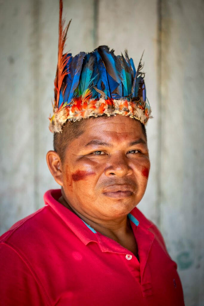 Líder indígena del proyecto REDD+ Dabucury en la región de la Orinoquía colombiana, con corona tradicional de plumas.